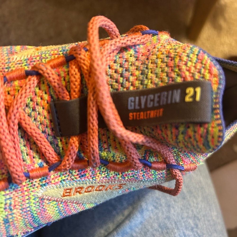 Colorful Brooks running shoes - Picture 3 of 7